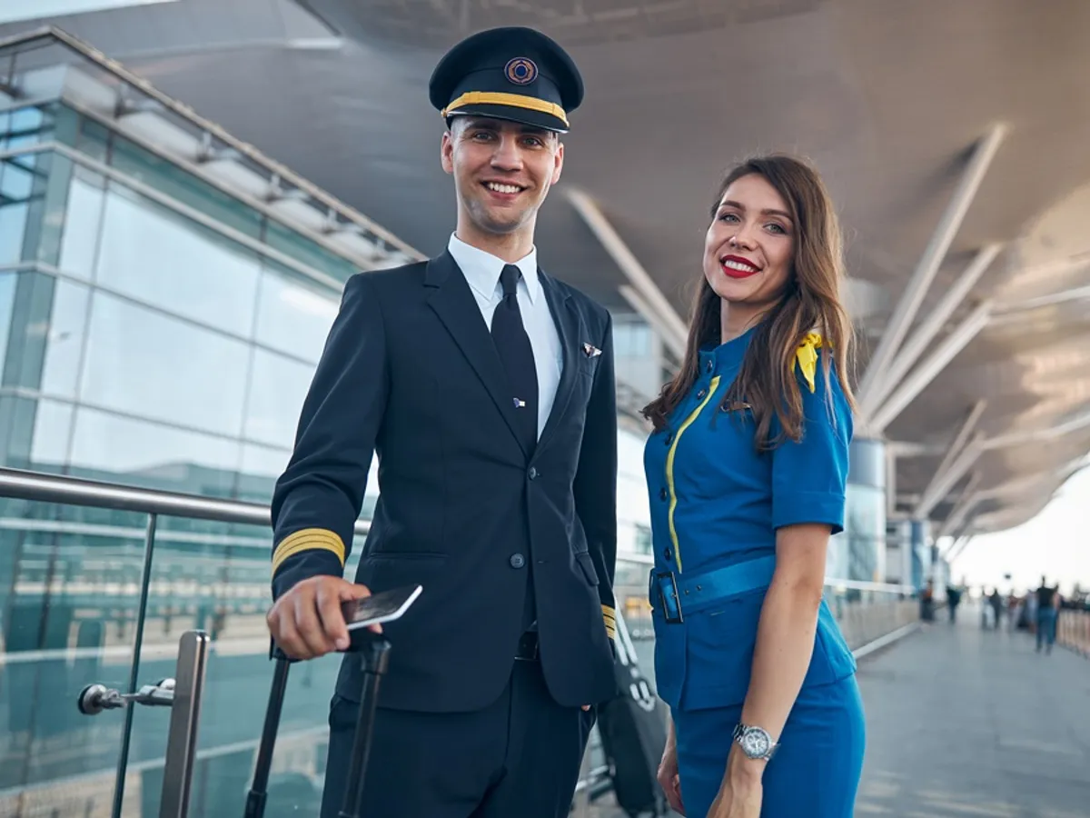 Ce companii aeriene caută stewardese? Care este salariul și ce teste trebuie să treci
