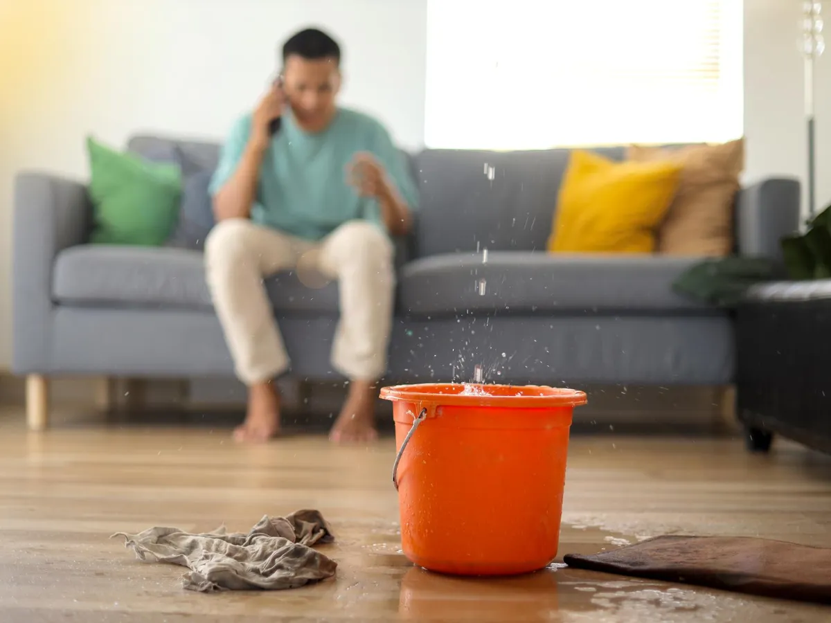 Bărbat care are inundație în apartament - Foto: Magnific.com (Imagine cu rol ilustrativ)