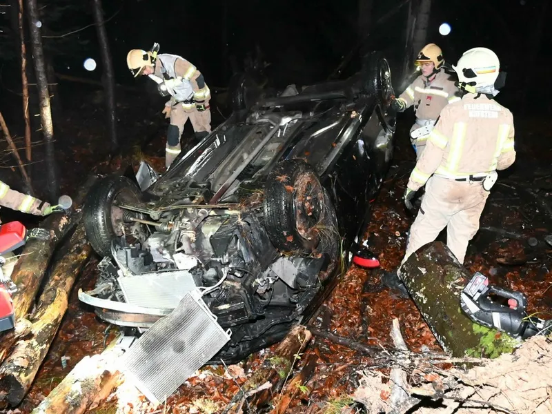 O șoferiță a căzut într-o râpă din cauza unui TIR. Camionagiul a fugit. / Foto: krone.at