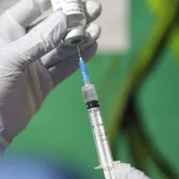 Un registrator de la un centru de vaccinare, cercetat penal pentru eliberarea de adeverinţe false. / Foto: digi24.ro