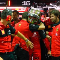 Charles Leclerc, Ferrari, sărbătorește alături de echipa sa după ce a obținut pole position-ul în timpul cursei de Formula 1 de la Singapore - Foto: Profimedia Images