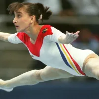 Gina Gogean, fosta mare gimnastă română, evoluând la bârnă, în septembrie 1997 - Foto: Profimedia Images