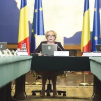 Premierul Viorica Dăncilă nu poate justifica modul în care a terminat un master „la zi“ în timp ce muncea cu normă întreagă într-un oraș aflat la 70 kilometri distanță.