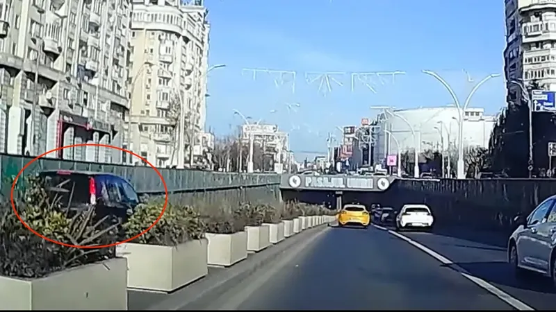 Mașina care circula pe contrasens la intrarea pe Pasajul Unirii - Foto: Captură