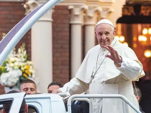 apa Francisc salută mulțimea din București. Este prima vizită a unui suveran pontif din ultimii 20 de ani - Foto: Inquam Photos