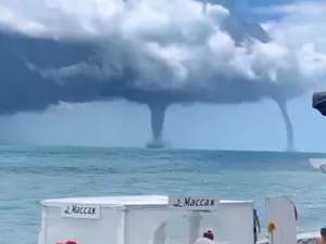 Trombe marine uriașe, cu aspect de tornadă, filmate în largul Mării Negre. / Foto: captură video