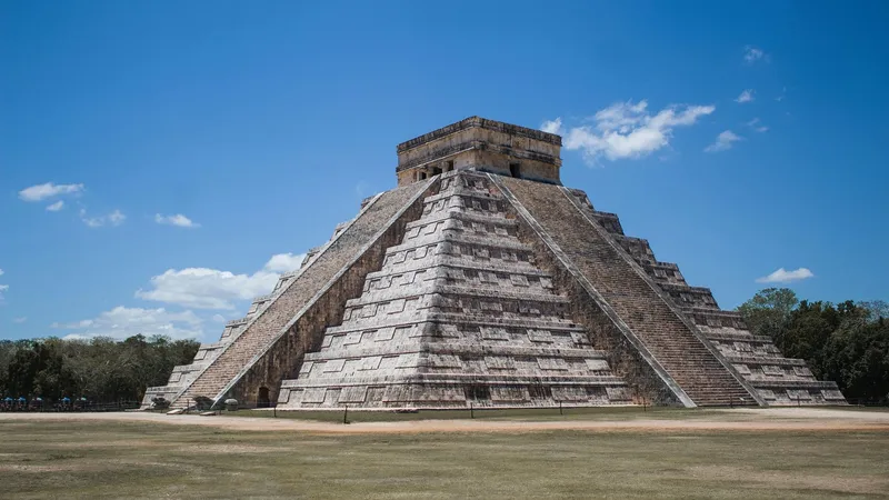 Marea Piramidă din Giza, singura dintre cele 7 minuni ale lumii antice care a rezistat până la noi