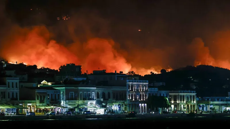 Insulă din Grecia, mistuită de flăcări. Localnicii și turiștii, evacuați din calea incendiilor - Foto: Profimedia images