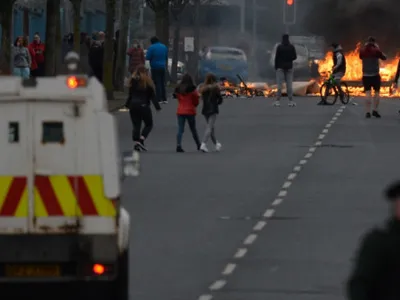 Trei familii de români, în violențele dezlănțuite în Belfast. Reacția MAE