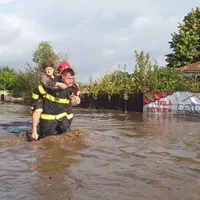 VIDEO El e Sebastian, pompierul-erou care a salvat viața unei pensionară de furia apelor - Foto: MAI