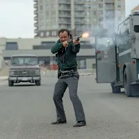 LINIA DE FOC Law a produs și a jucat în filmul plasat în anii 1980, schimbându-și înfățișarea și accentul pentru a-l interpreta pe agentul FBI Terry Husk