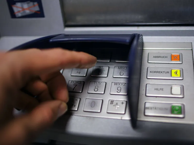 Băncile din Germania încep să închidă bancomatele și caseriile. De unde poți face rost de numerar? - FOTO: Profimedia (imagine cu rol ilustrativ)