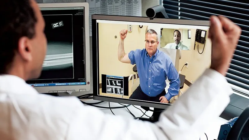 Un medic de îngrijire primară și un medic ortoped consultă un pacient prin intermediul sistemului video de la centrul medical Kaiser Permanente’ Capital Hill