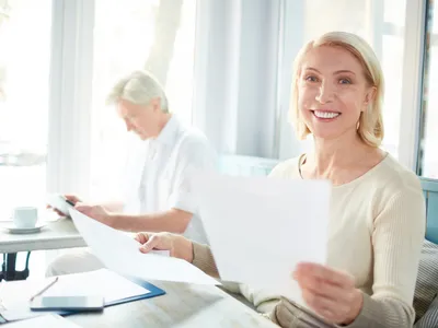 pensionari cu documente foto: freepik (rol ilustrativ)
