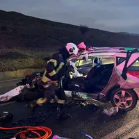 Accident grav! Un șofer de 74 de ani a derapat pe asfaltul ud și s-a înfipt într-o camionetă - Foto: Facebook/Info Trafic 24