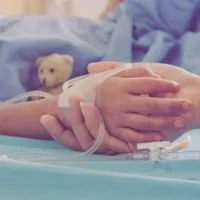 Fetița spălată pe cap de mamă cu o substanță pentru deparazitarea oilor a murit la spital - Foto: Europa FM / imagine cu caracter ilustrativ