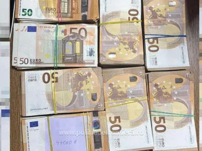 Un ucrainean prins la granița cu România cu 44.000 euro ascunși în căptușeala unei genți și într-o borsetă - Foto: www.politiadefrontiera.ro