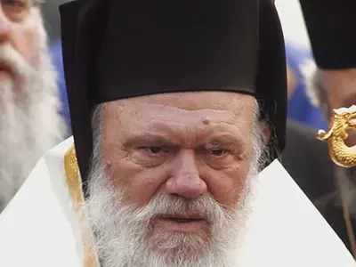 IPOTECĂ Arhiepiscopul Atenei și Întregii  Grecii, Ieronymus, a pus  ipotecă o plajă din Vougliameni (Grecia) pentru a impresiona ASF