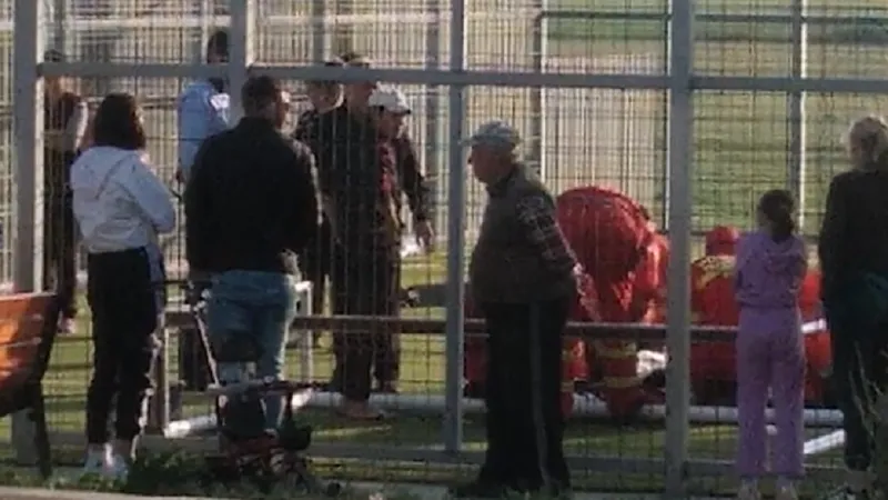 Un tânăr de 17 ani a ajuns în comă profundă după ce s-a prăbușit poarta de fotbal peste el Foto: observatornews.ro