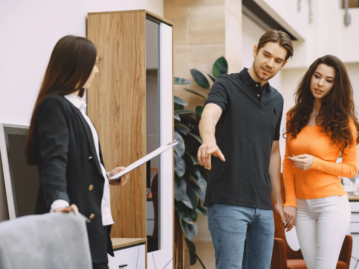 Un celebru lanț de magazine de mobilă se închide. Mai are câteva zile. Sunt reduceri de 70% la toate produsele