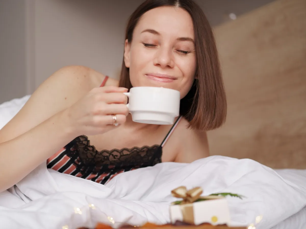 O femeie care bea cafea dimineața - Foto: Magnific.com (Imagine cu rol ilustrativ)