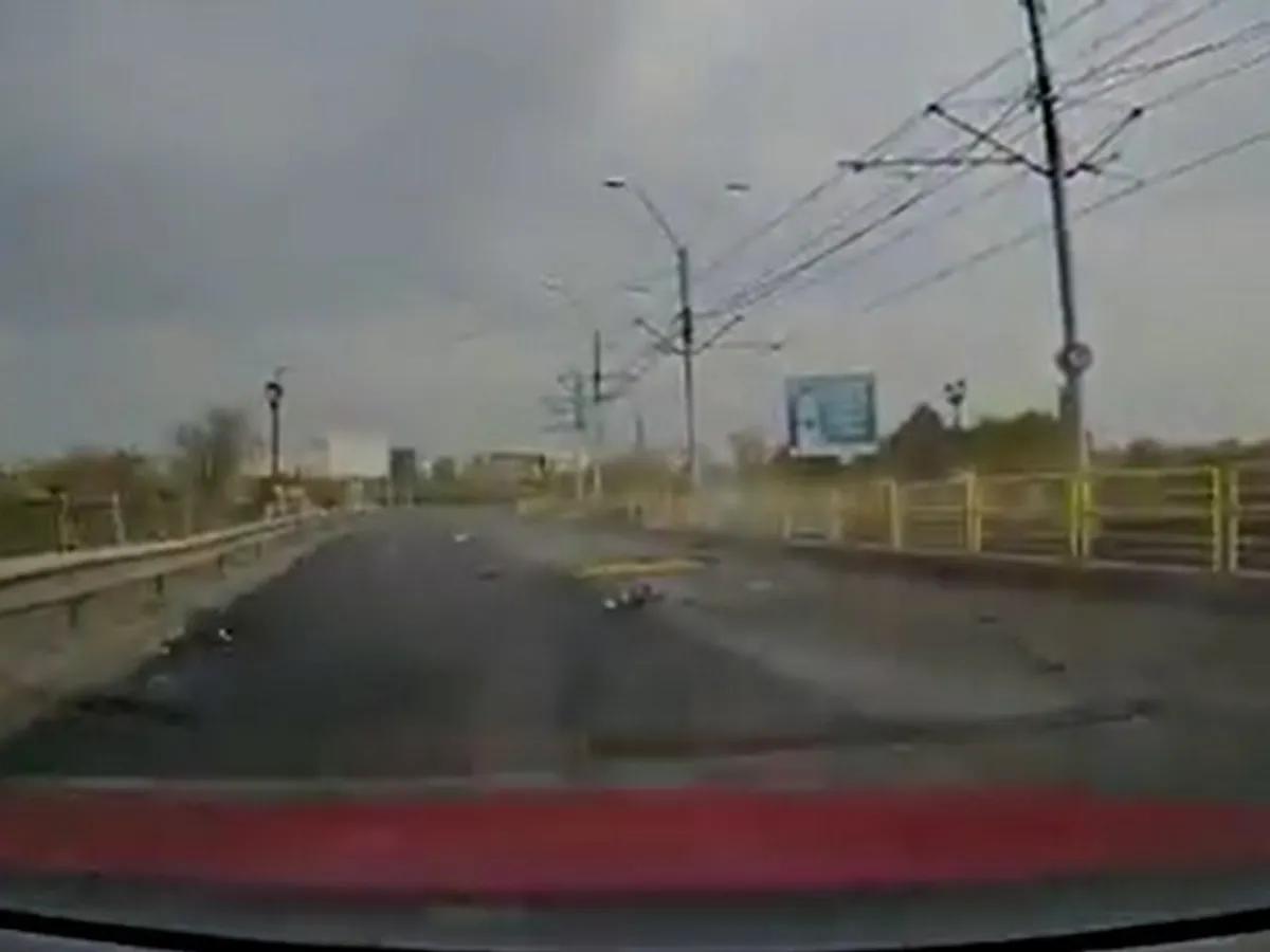 Un șofer a vrut să vadă cum stă mașina pe curbe și a sfârșit în parapetul tramvaiului 41. / Foto: captură video
