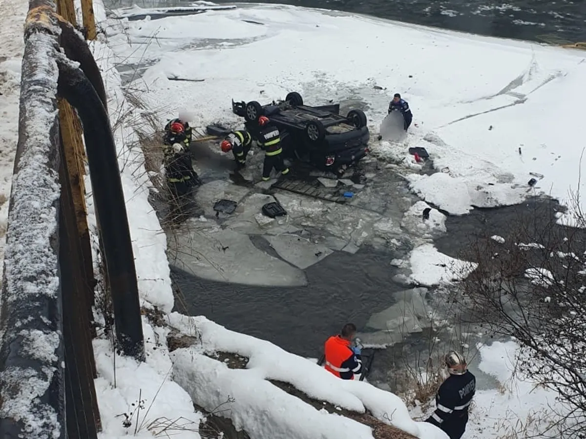 Autoturism răsturnat în albia râului Bistrița, la Vatra Dornei. Doi adulți și patru copii, la spital