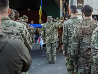 Gafă mortală a armatei ucrainene. Piloți de elită au fost uciși de o rachetă balistică în timp ce erau decorați în aer liber