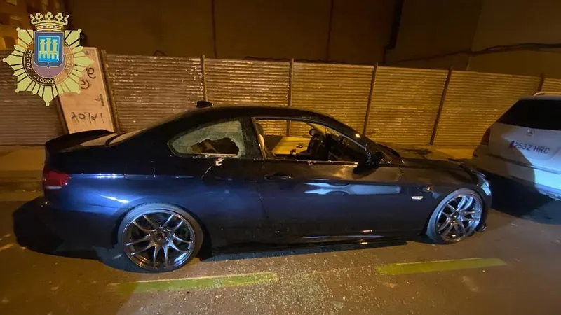 I-a distrus băiatului maşina cu târnăcopul, pentru ca acesta să nu o conducă beat - Foto: Twitter/Policía Local de Logroño