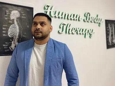 De la casa de copii la propria clinică de recuperare. De ce e special Gabi, terapeut nevăzător Foto: Human Body Therapy