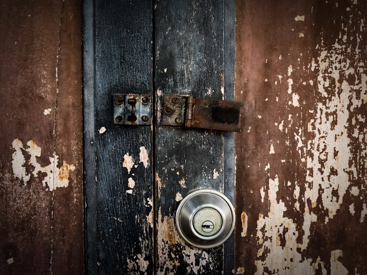 O poartă maro cu încuietoare - Foto: Freepik (imagine cu rol ilustrativ)
