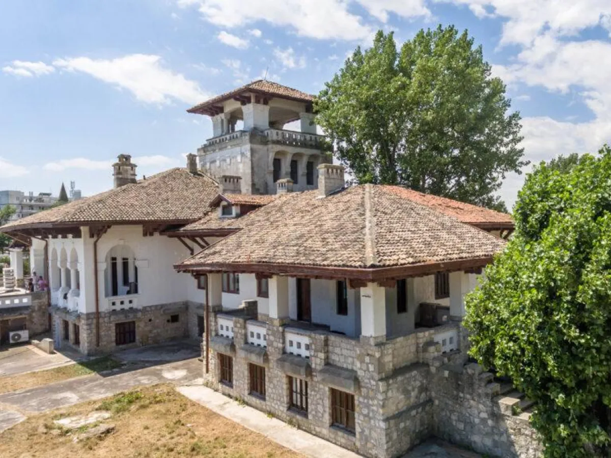 Castelul Reginei Maria din Mamaia se prăbușește. O bijuterie regală, lăsată în ruine