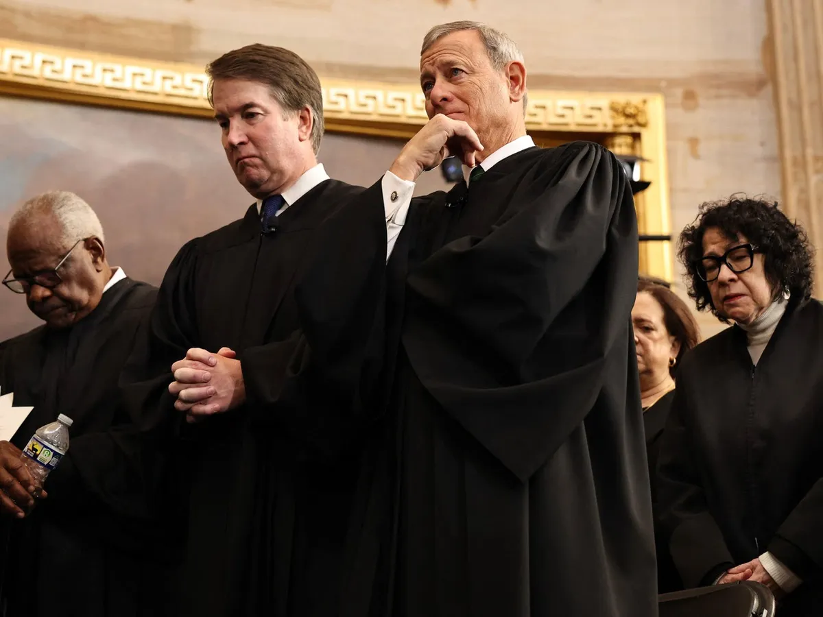 Judecătorii Curții Supreme Clarence Thomas, Brett Kavanaugh, John Roberts și Sonia Sotomayor își pleacă frunțile în timpul învestirii lui Donald Trump, la 20 ianuarie 2025 Foto: profimediaimages.ro