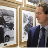 John Elkann se uită la o fotografie cu bunicul său, Gianni Agnelli - Foto: Profimedia Images
