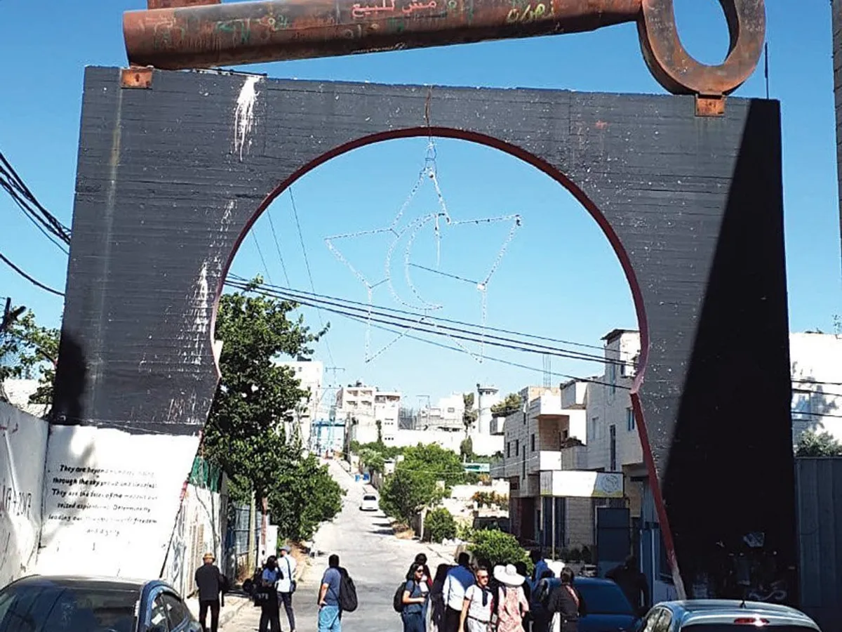 CEA MAIMARE CHEIE DIN LUME Cheia este un simbol al rezis- tenței pentru refugiații pal estinieni. Cea mai mare este montată la intrarea în tabăra Aida, de lângă Betleem.