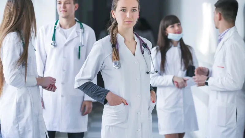 Unii tineri se gândesc prea târziu să devină medici Foto: Freepik.com - rol ilustrativ