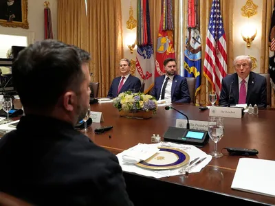 Preşedintele Donald Trump vorbeşte înainte de un dejun cu preşedintele Ucrainei, Volodimir Zelenski - Foto: Profimedia Images