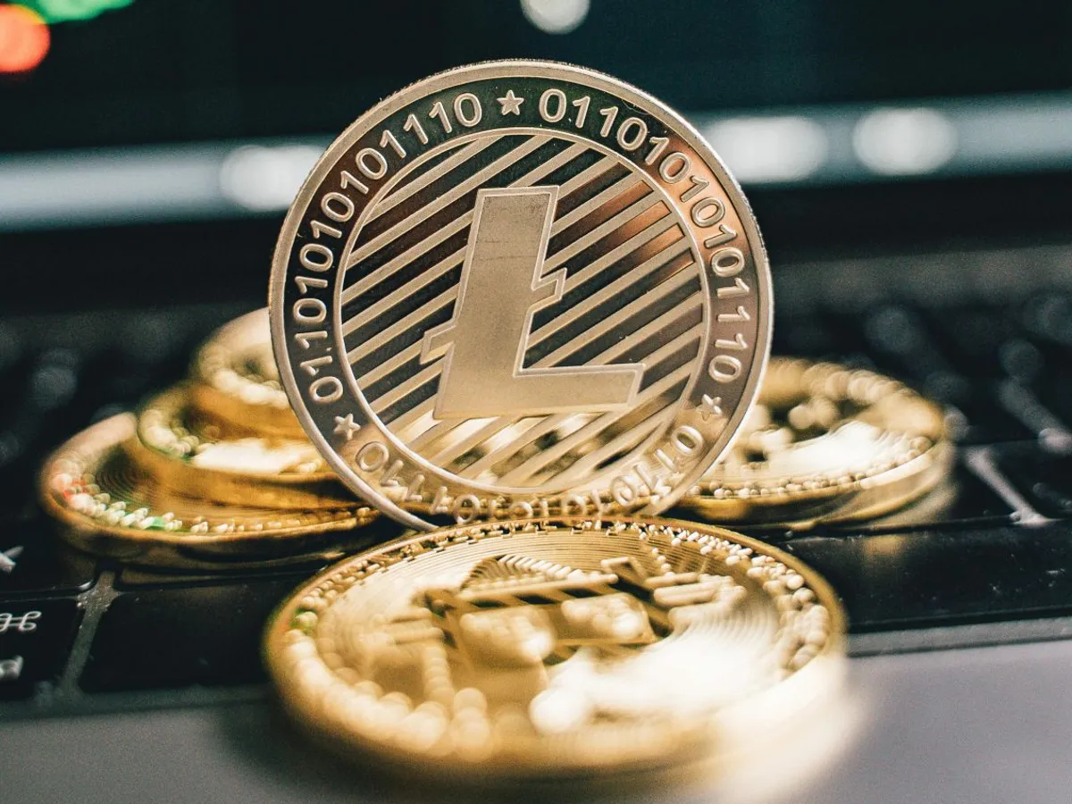 Monede de aur pe keyboard-ul unui laptop - Foto: Pexels/Alesia Kozik