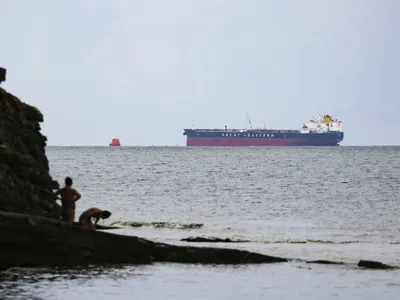 Tancul petrolier Minerva Symphony, sub pavilion grec, în largul terminaluluii CPC, din faţa portului Novorossiisk - Foto: Profimedia Images