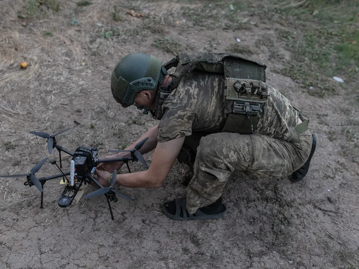 Un militar ucrainean pregătește o dronă pentru un nou atac Foto: profimediaimages.ro