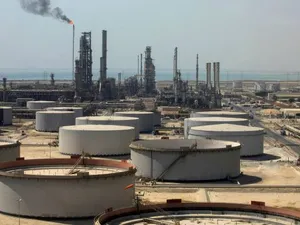 Serie de atacuri, cu drona și rachete, contra instalaţiilor petroliere din Arabia Saudită. / Foto: ft.com