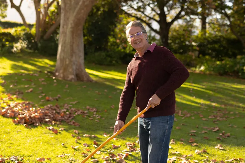 Bărbat care strânge frunzele din grădină - Foto: Freepik (rol ilustrativ)