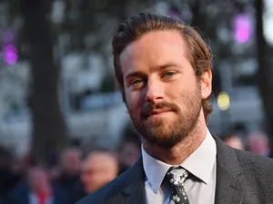 O anchetă a fost deschisă cu privire la acuzaţiile de viol împotriva actorului american Armie Hammer, a declarat poliţia din Los Angeles, după o plângere depusă de o tânără cu care actorul a avut o relaţie. / Foto: vanityfair.com