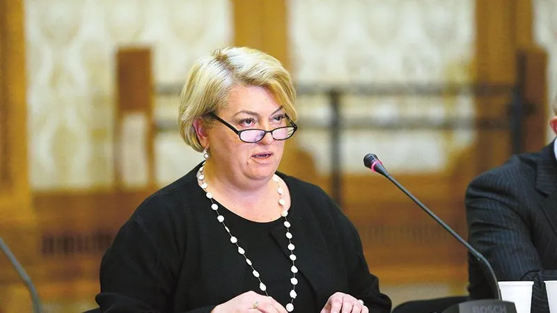 Doina Gradea, președinta CA al TVR, își construiește un mic cult al personalității: prefațează cărți scrise de subordonați și cumpărate de televiziunea publică