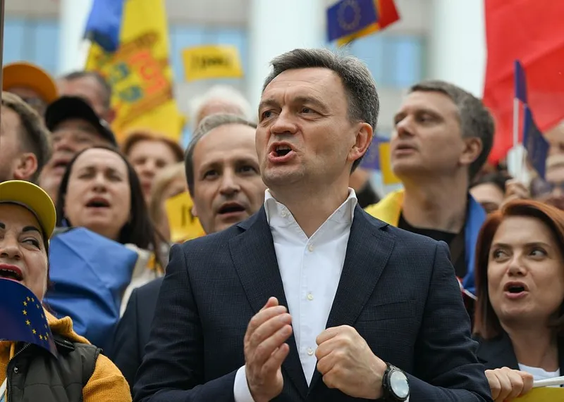 Dorin Recean şi alte sute de manifestanţi pro-Europa, la un miting al partidului de guvernământ, PAS - Foto: Profimedia Images