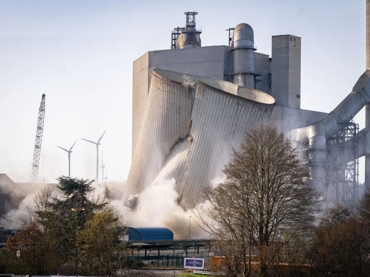 Demolarea unui turn de răcire pentru lignit, al companiei RWE, din Frimmersdorf - Foto: Profimedia Images
