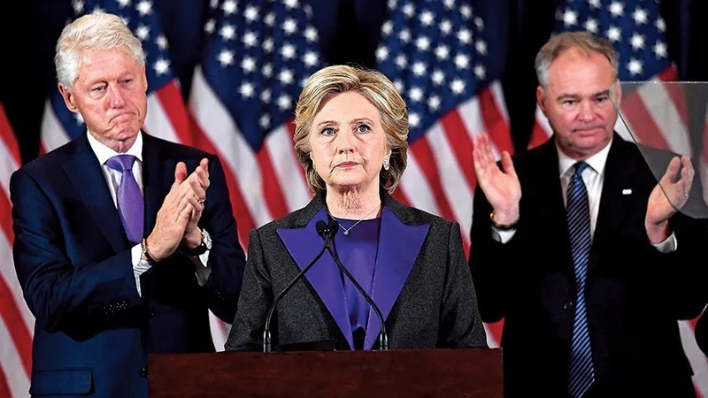 Hillary, flancată de Bill Clinton și senatorul Tim Kaine, în timpul discursului său - Foto: EWEL SAMAD/AFP/GETTY