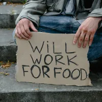 Persoană care nu îşi găseşte un loc de muncă - Foto: Pexels/MART PRODUCTION