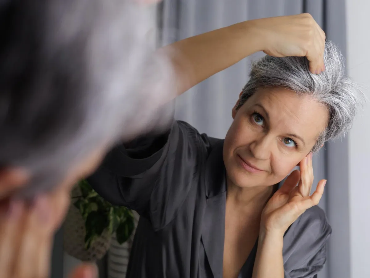 Cum să-ți înnegrești părul cărunt acasă cu o mască. Costă 2 lei și te scapă de părul grizonat la pensie