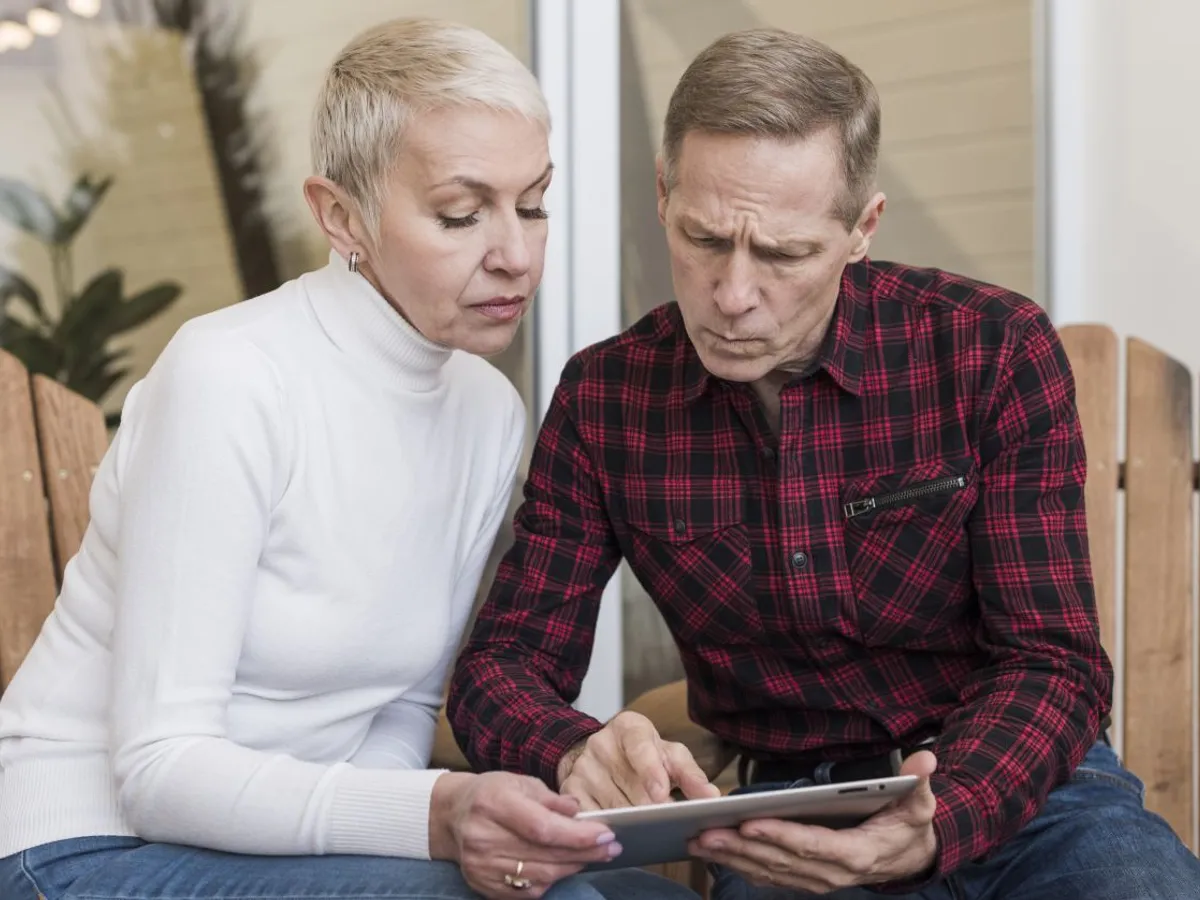 Cuplu de seniori uitându-se pe tabletă - Foto: Magnific.com/magnific
